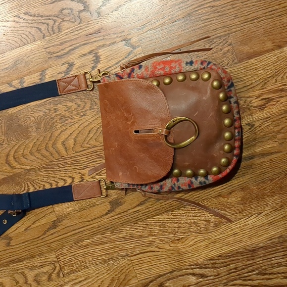 Lucky Brand southwestern crossbody with gold and leather details - Picture 2 of 15